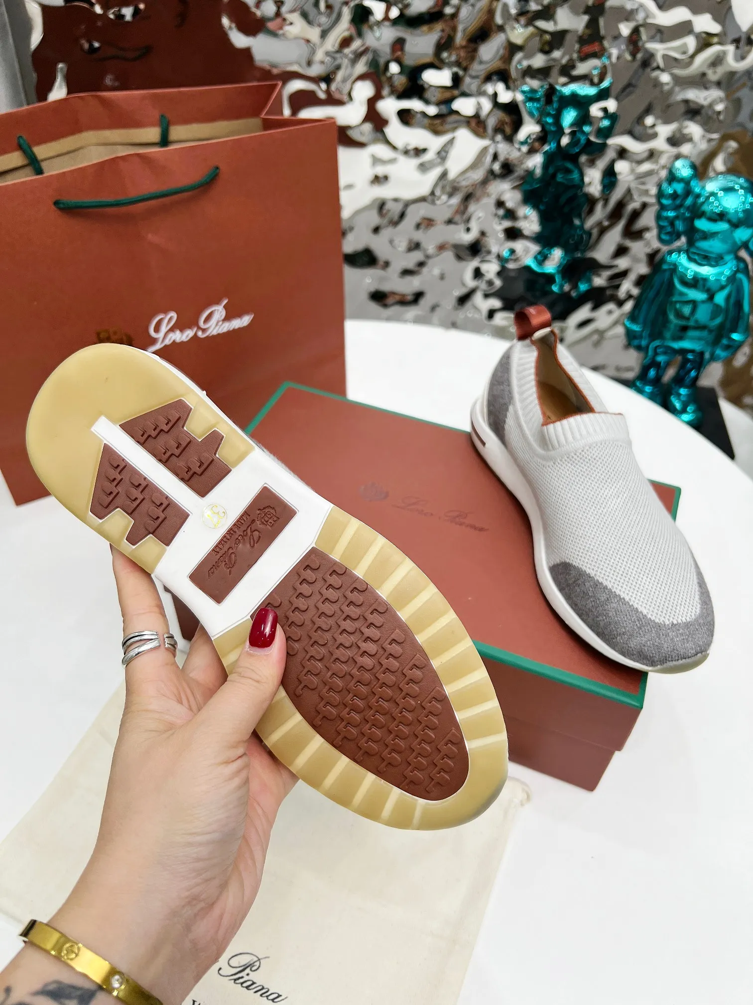 👟👟Ex-factory price 440👟👟 Men’s size +10 🧨🧨🧨Loropiana’s new board is online! This product is made of imported nylon velvet and developed from original boards. It is light, comfortable and breathable, and is suitable for all seasons. Size: 35-41, (Note: 35 and 41 are not returnable or exchangeable),
